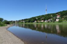 Entlang der Sächsische Weinstraße: Elberadweg am Fernsehturm © AugustusTours, Anke Berndt